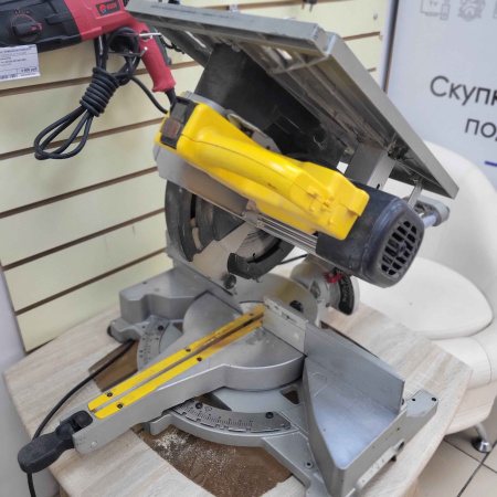 Торцовочная пила DEWALT D27111-qs 