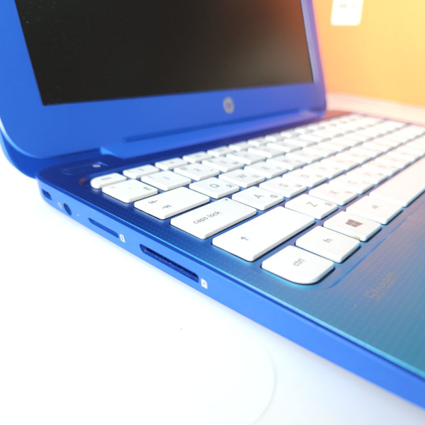 Ноутбук HP  15-ra049ur 11,6"/  Intel Celeron N2840/ 2 Гб// Ноутбук HP  15-ra049ur 11,6"/  Intel Celeron N2840/ 2 Гб//