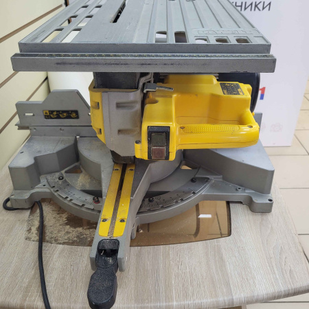 Торцовочная пила DEWALT D27111-qs 