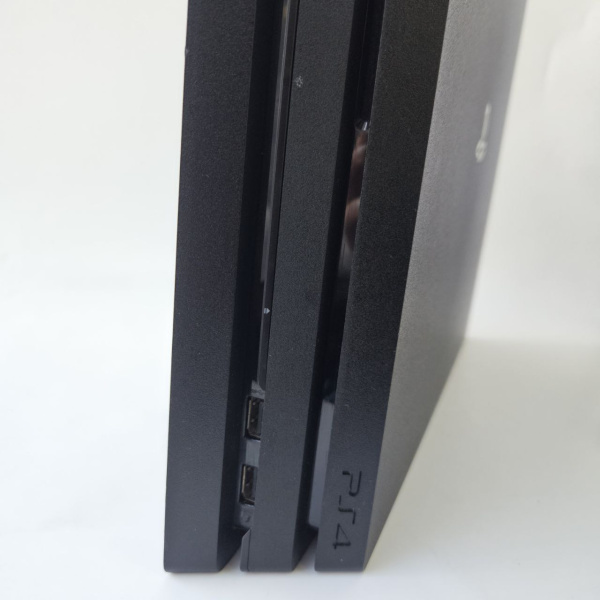Игровая приставка SONY CUH-7108B 4 pro Игровая приставка SONY CUH-7108B 4 pro