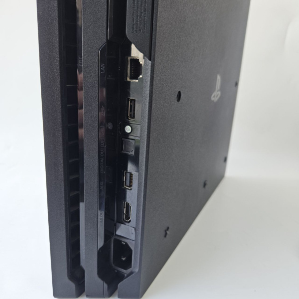 Игровая приставка SONY CUH-7108B 4 pro Игровая приставка SONY CUH-7108B 4 pro